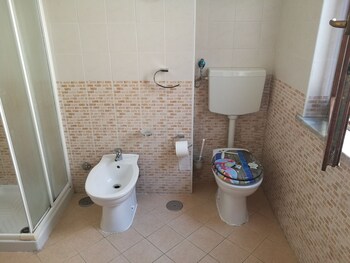 Garden Inn Bathroom