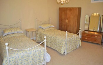 Toll House Emsworth 37078 Guestroom