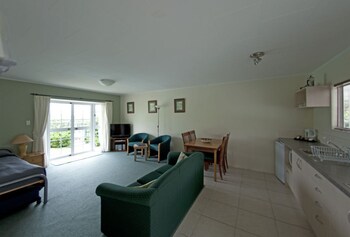 Ash Grove Boutique Motel Guestroom