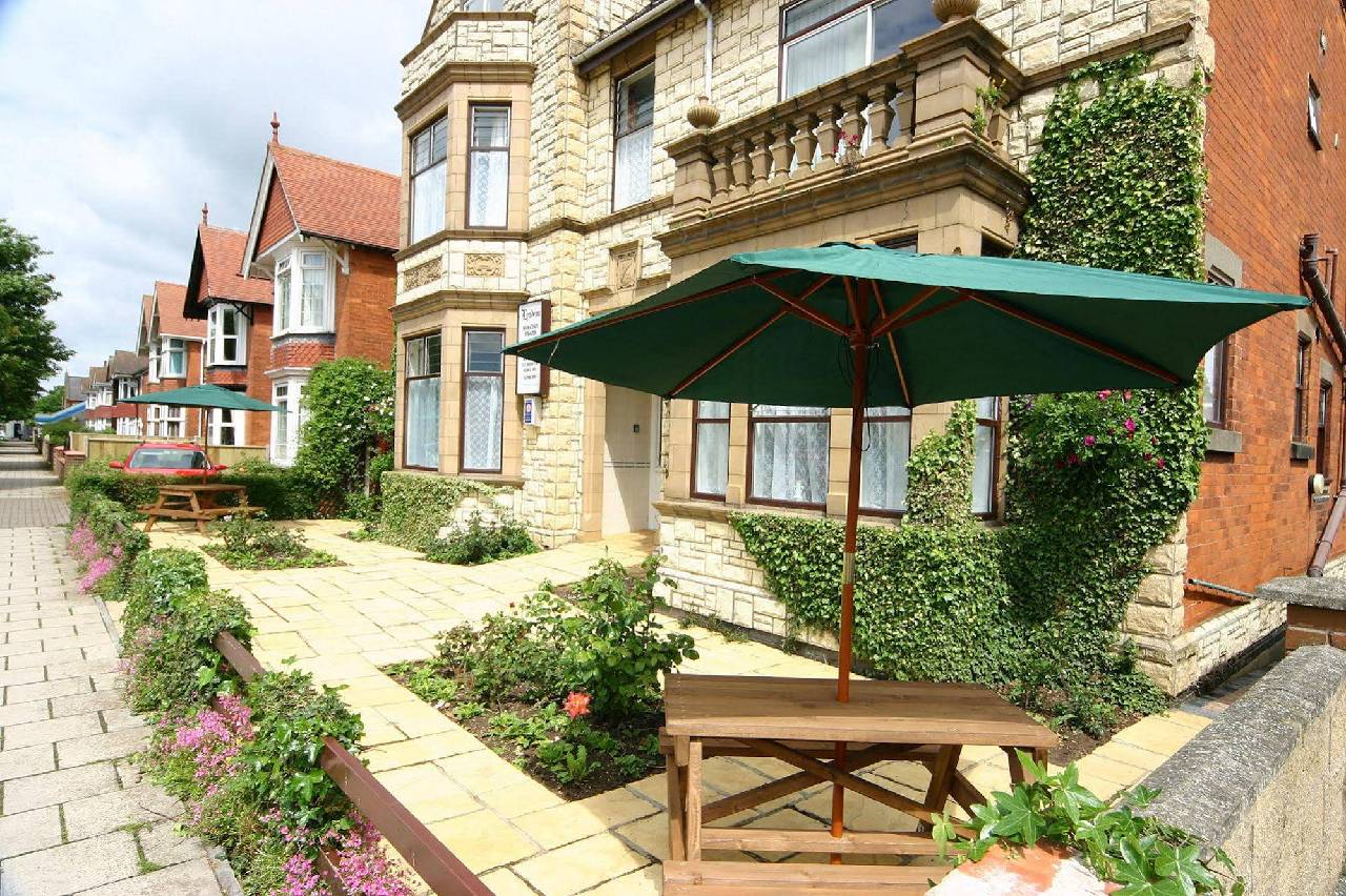 Lyndene Holiday Apartments (لیندن هالیدی آپارتمنتس) 