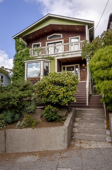 6 Luxurious 6br Seattle Home Hotel Front