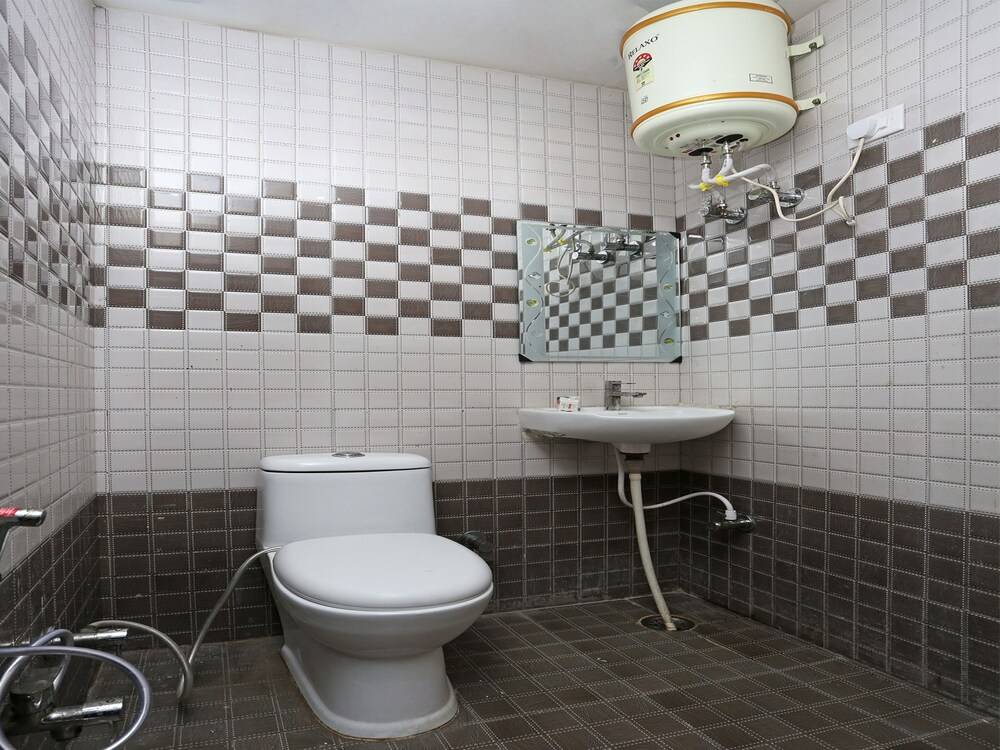 Oyo 11344 Hotel Glorify Stay Bathroom