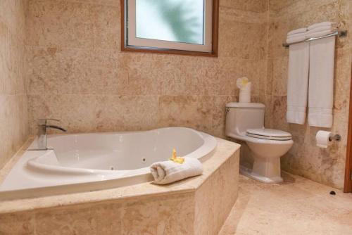 Luxury Oceanview Condo 2 Br 2.5 Ba (لاکچری اوكینویو کاندو ۲ بر ۲.۵ با) 