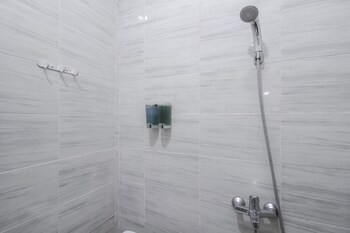 Reddoorz Plus Near Galaxy Bekasi Bathroom
