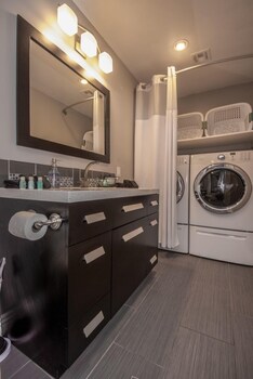 Immaculate 4bed 7min To Vegas Strip Laundry Room