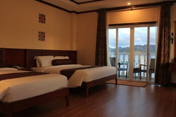 Sunlight Guest Hotel Coron Guestroom