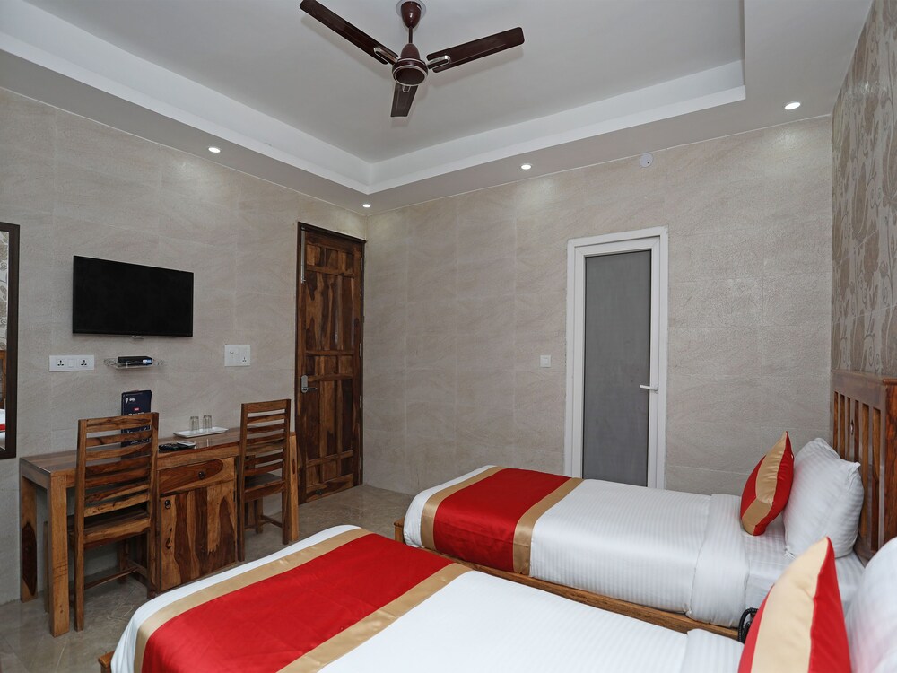 Oyo 10119 Sector 31 Guestroom