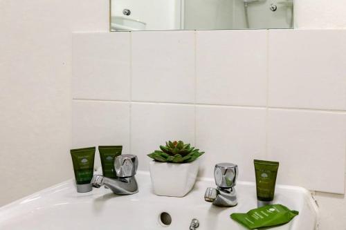 1br Apartment In A Beautiful Building Walking Distance From The Curve Theatre 