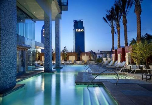Luxury Suites At Palms Place 