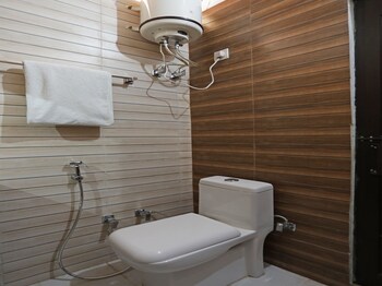 Oyo 12212 Ramanuj Cottage Bathroom