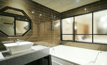 The Hotel Changwon Bathroom
