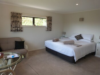 Morepork Riverside Lodge Guestroom