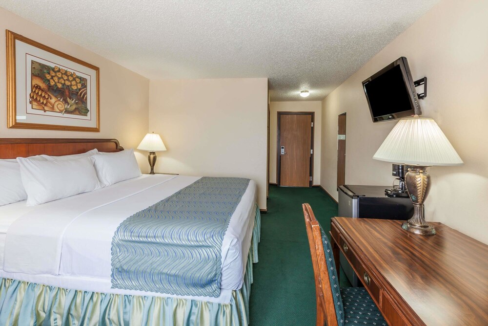 Super 8 by Wyndham Irving DFW Airport South - photo 4