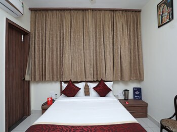 Oyo 10131 Hotel Raj Guestroom