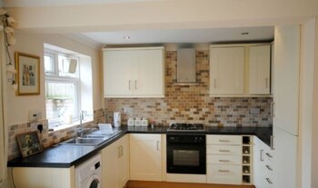 Annies Cottage Emsworth 400255 In-Room Kitchen