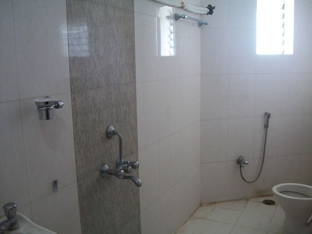 Hotel Yashraj Inn Bathroom