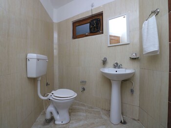 Oyo 9848 Hotel Dev Palace Bathroom