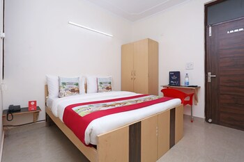 Oyo 9381 Near Dlf Cyber City Guestroom