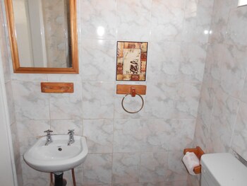 Comfort Corner Guesthouse Bathroom Sink