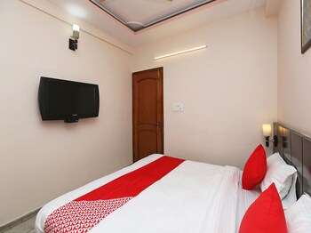 Oyo 14390 Hotel Samrat Guestroom