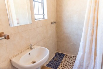 Okavango Lodge Bathroom