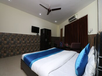 Oyo 9848 Hotel Dev Palace Guestroom