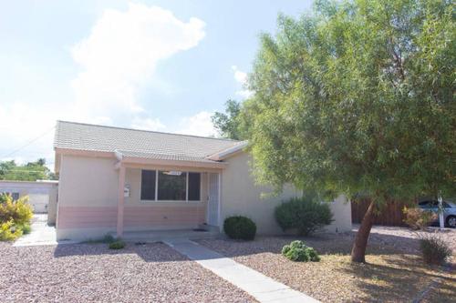Adorable House Only A Few Miles From The Strip (آدورابل هاوس اونلی آ فو میلس فروم  استریپ) 