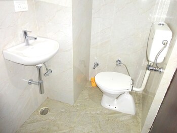 Hotel Gopi Vallabh Bathroom