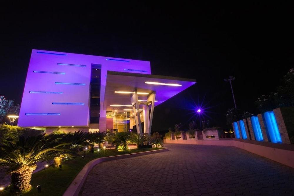 Hotel Waterlily Indore (هتل واترلیلی ایندور) 