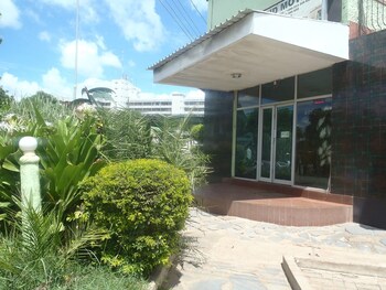 Richland Lodge Hotel Entrance