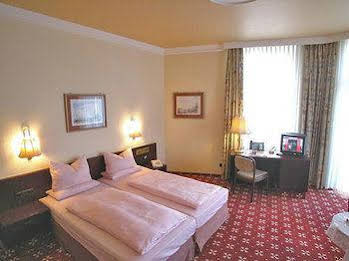Hotel Mack (هتل ماک) 