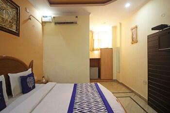 Oyo 7147 Hotel Madhur Regency Guestroom