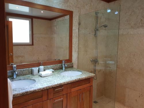 Luxury Oceanview Condo 2 Br 2.5 Ba (لاکچری اوكینویو کاندو ۲ بر ۲.۵ با) 