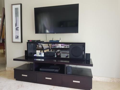 Luxury Oceanview Condo 2 Br 2.5 Ba (لاکچری اوكینویو کاندو ۲ بر ۲.۵ با) 