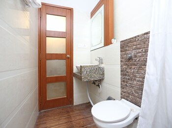 Oyo 4454 B&b Hotel Bathroom