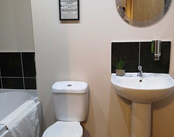 Centauri Apartments In Park Rise Guestroom