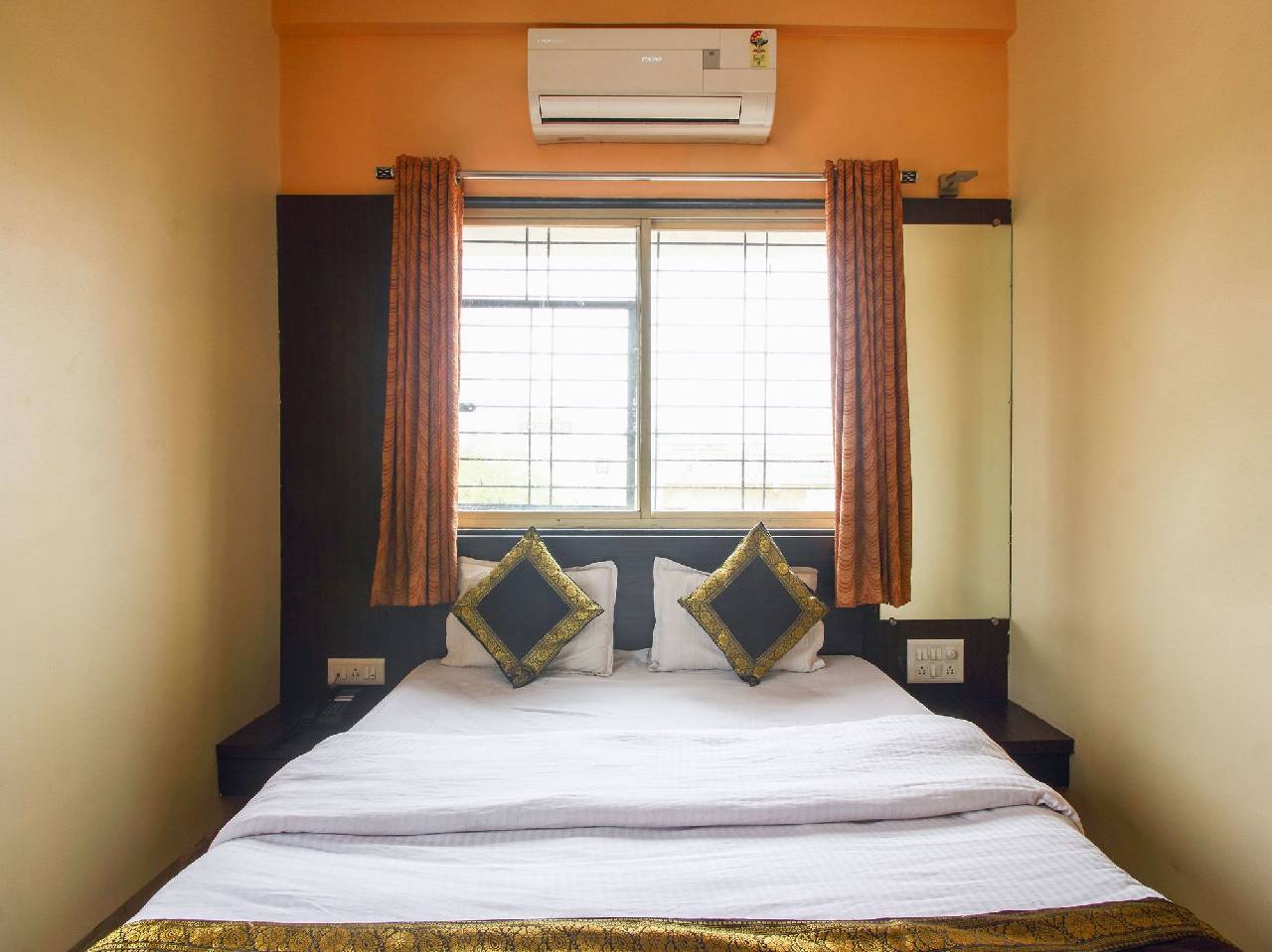 Oyo 12355 Hotel New Jagdamba Lodging 