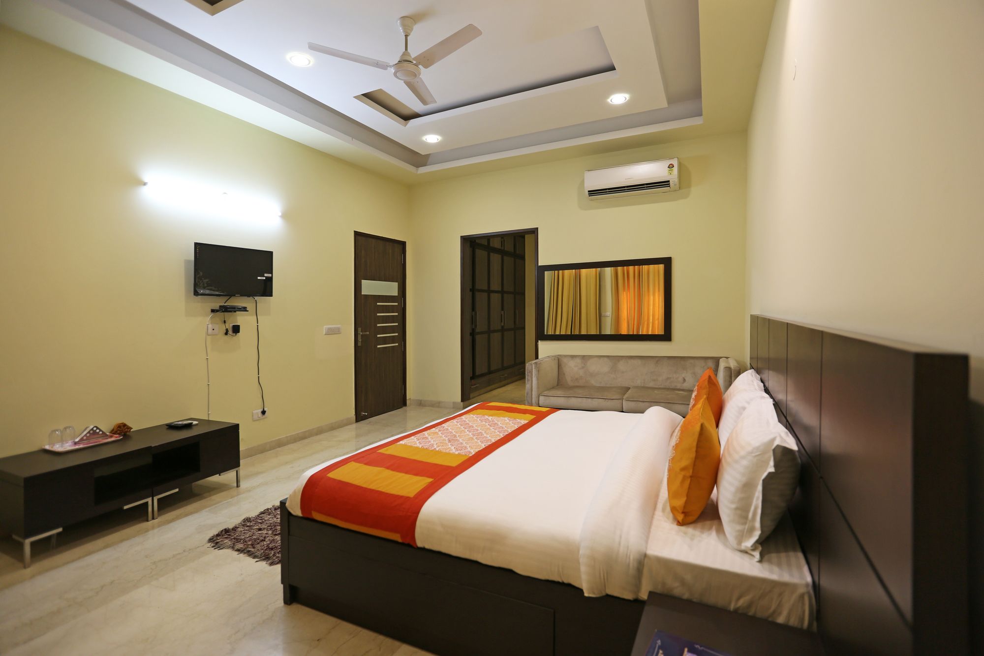 Oyo 9072 Noida Dreamz 