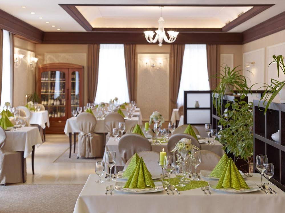 Hotel Stefanik (هتل استفانیك) 