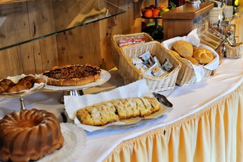 Hotel Montana Breakfast Area