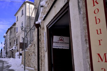 Robur Marsorum (روبور مارسوروم) Hotel Entrance
