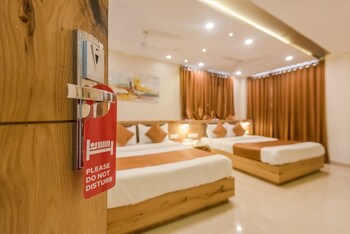 Oyo 8490 Hotel Grandeur Guestroom