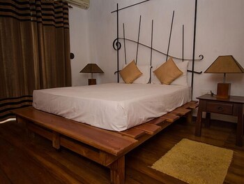 Thotupola Lakeside Resort Guestroom