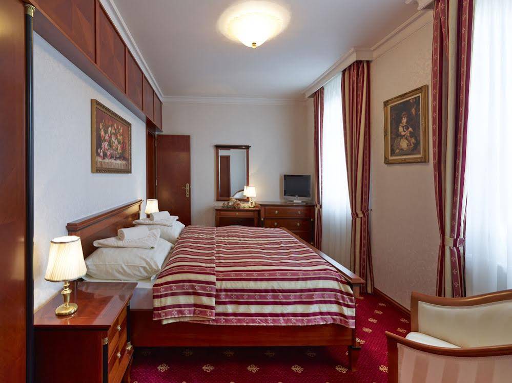Hotel Stefanik (هتل استفانیك) 