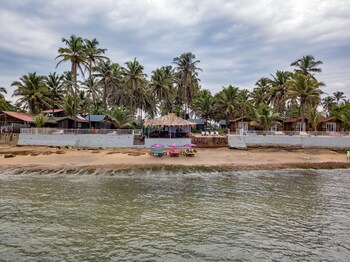 Vista Praia Beachfront Cottages Beach