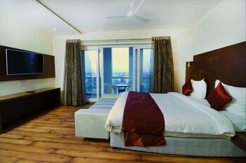 Shanti Clarks Inn Suites Guestroom