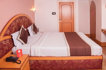 Oyo 10068 Hotel Rathna Guestroom