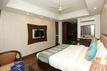 Oyo 11451 Hotel Auston Guestroom