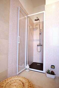 Bed And Breakfast D&d Bathroom Shower