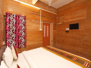 Oyo 3415 Hotel Heera Court Guestroom